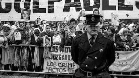 Cómo es “Traslados”, el impactante documental argentino sobre los “vuelos de la muerte” que se volvió uno de los más vistos en Prime Video