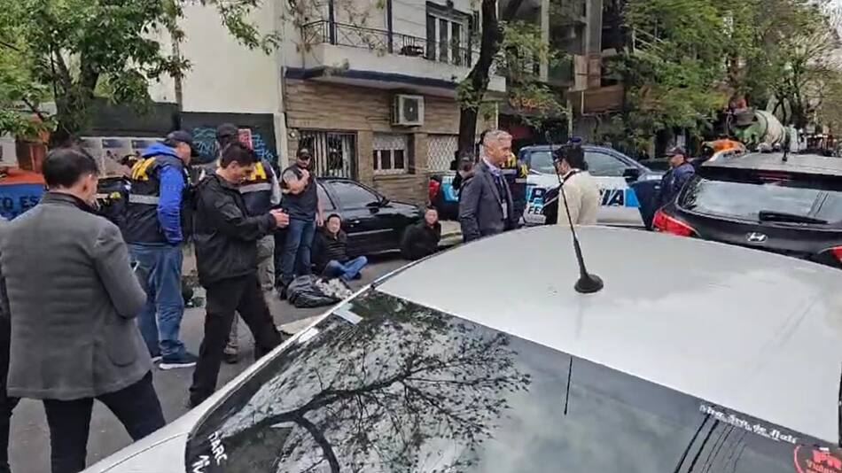Detención de ciudadanos chinos en Belgrano. Foto: captura video