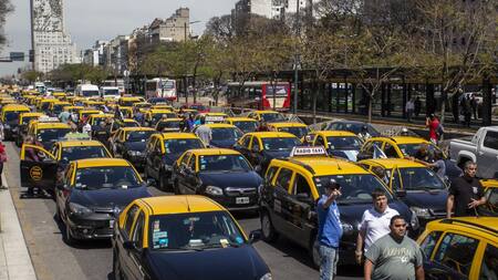 Protesta de taxistas en el centro porteño, NA