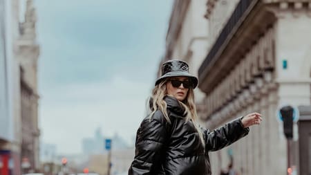 Pantalones de cuero, moda. Fuente: Pexels