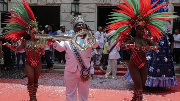 A pura fiesta y color, el Rey Momo inauguró el Carnaval en Río de Janeiro