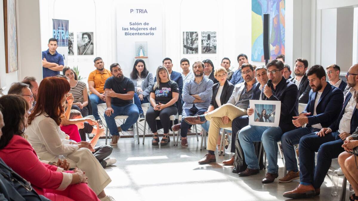 Cristina Fernández de Kirchner junto a referentes de Corrientes en el Instituto Patria