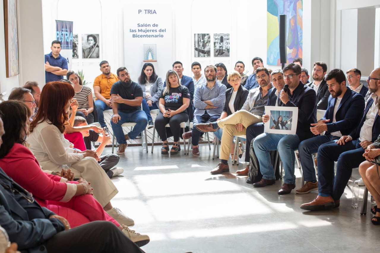 Cristina Fernández de Kirchner junto a referentes de Corrientes en el Instituto Patria