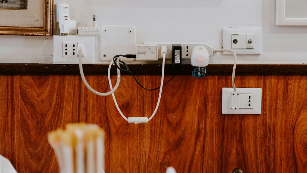 Consejo eléctrico: cuántos enchufes se deben colocar en una habitación para evitar riesgos