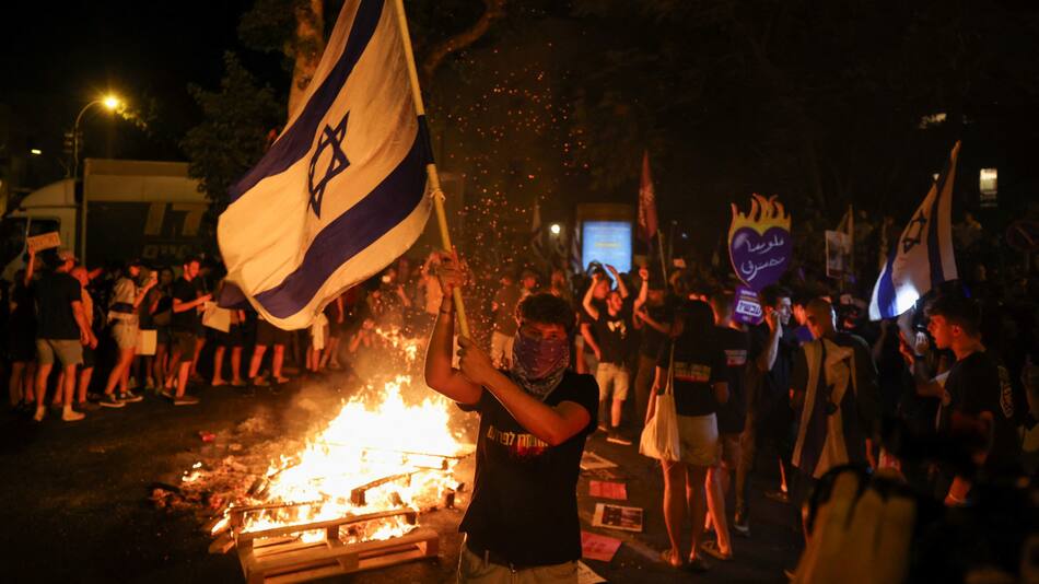 Israel, entre protestas y decepción por la suspensión del envío de armas. Foto: Reuters.