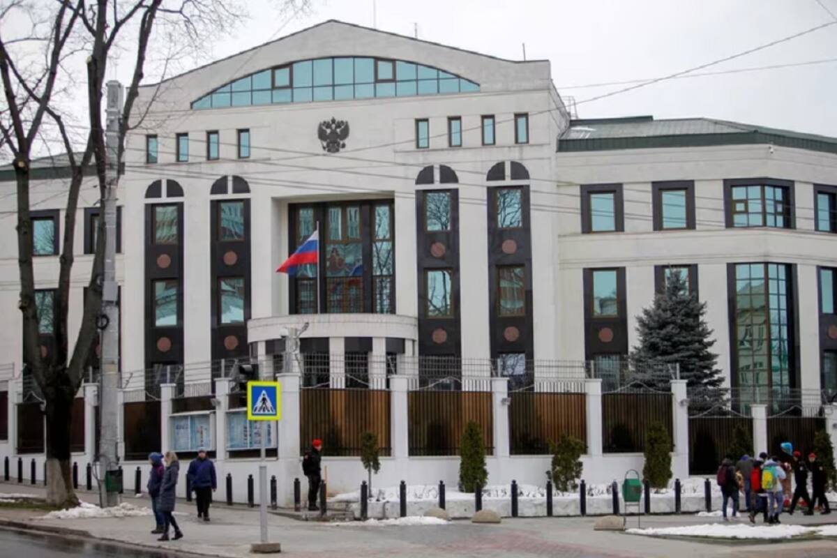 Una vista general muestra la embajada rusa en Chisinau, Moldavia. Foto: Reuters