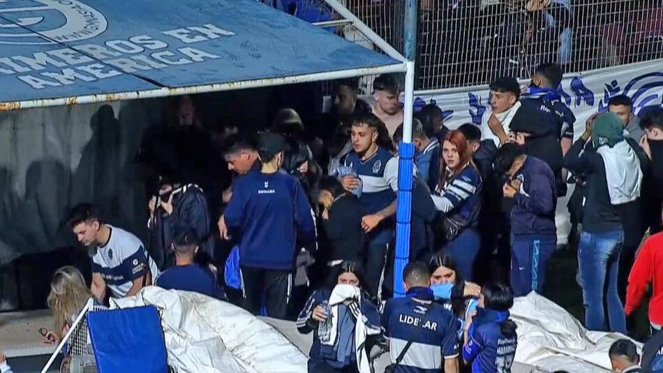 Incidentes en pleno partido entre Gimnasia y Boca. Foto: NA