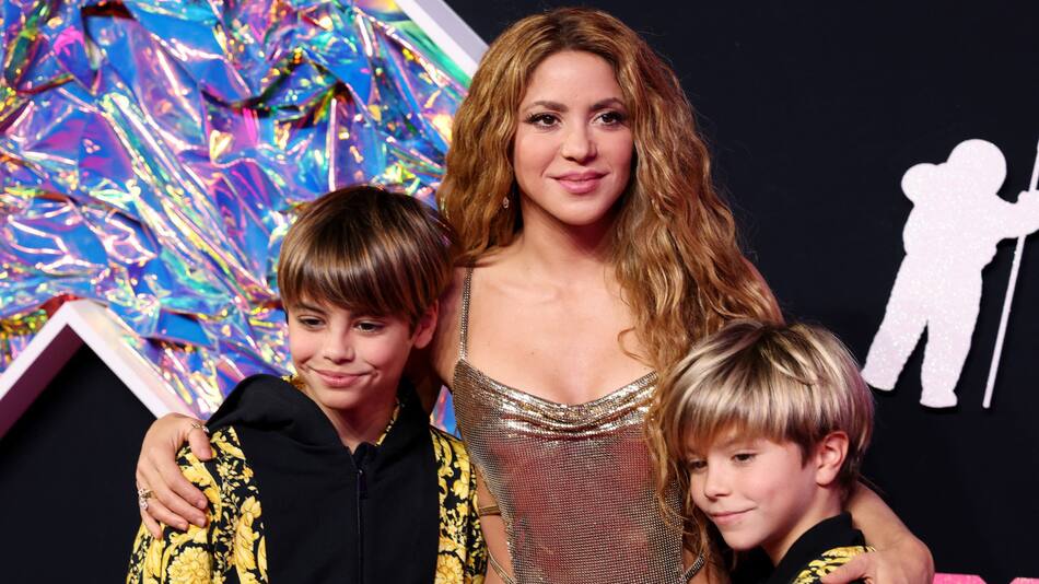 Shakira junto a sus hijos. Foto: Reuters.