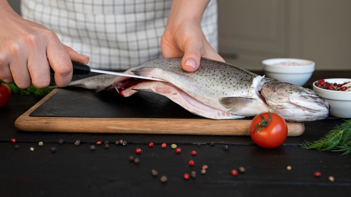 Los pescaderos y chefs coinciden: “Para eliminar espinas pequeñas, no uses los dedos, mejor recurre a unas tijeras y corta los lados del pescado”