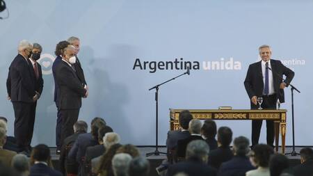 Alberto Fernández en el inicio del acto de jura de los nuevos ministros, foto NA