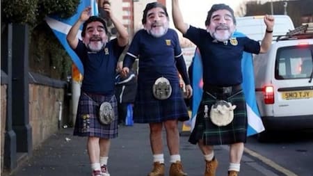 Hinchas escoceses rindiéndole homenaje a Maradona