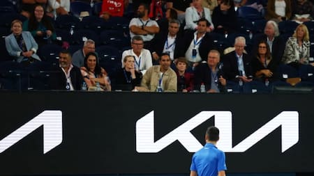 Cruce de Djokovic con un espectador en el Abierto de Australia. Foto: NA.