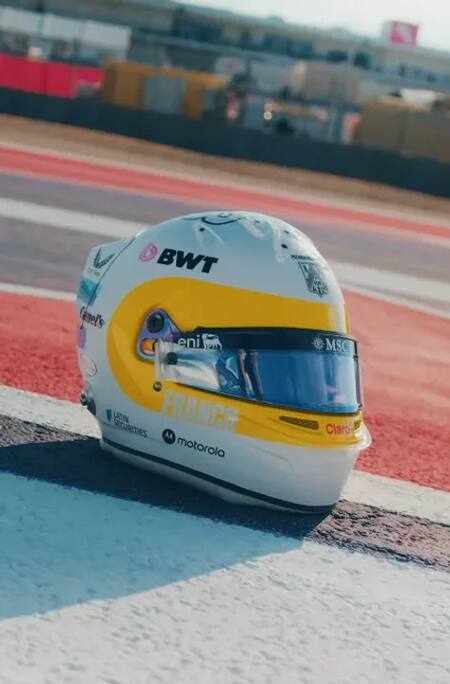 Casco de Franco Colapinto en homenaje al Torino del Gran Premio de Nürburgring.