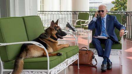 Joe Biden con su perro Commander.