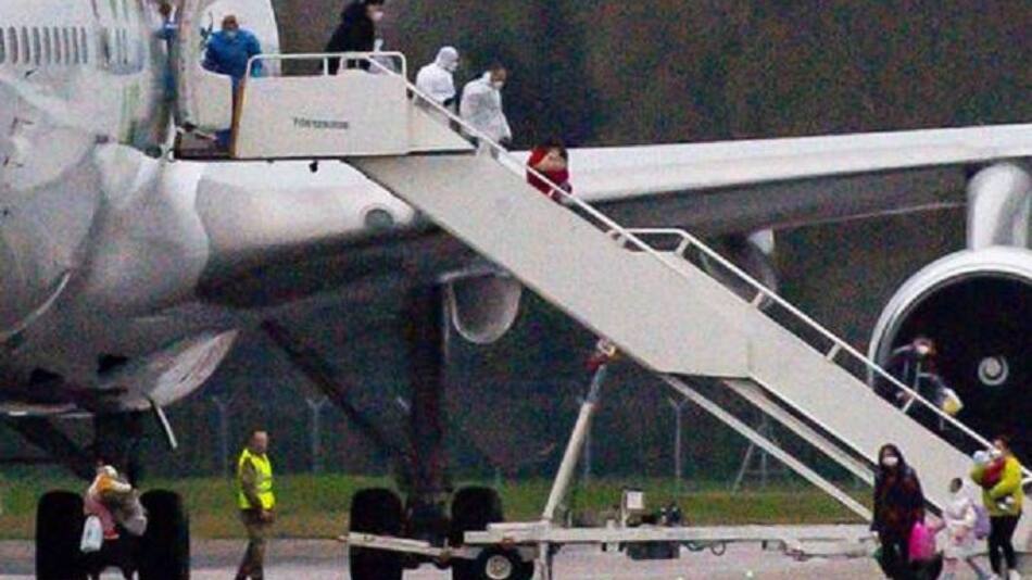 Aterrizó en el Reino Unido avión con 200 evacuados por el coronavirus