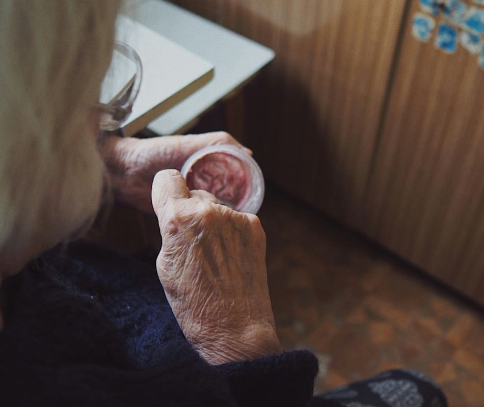 Ancianos, yogurt, salud. Foto: Unsplash
