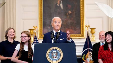 Joe Biden junto a familiares de presos del intercambio con Rusia. Foto: REUTERS.