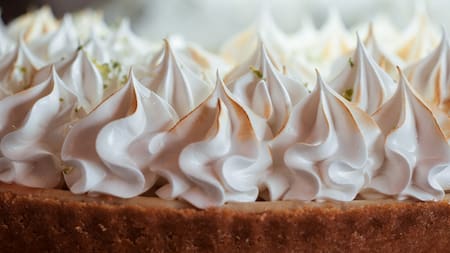 Postre de crema y merenguitos.