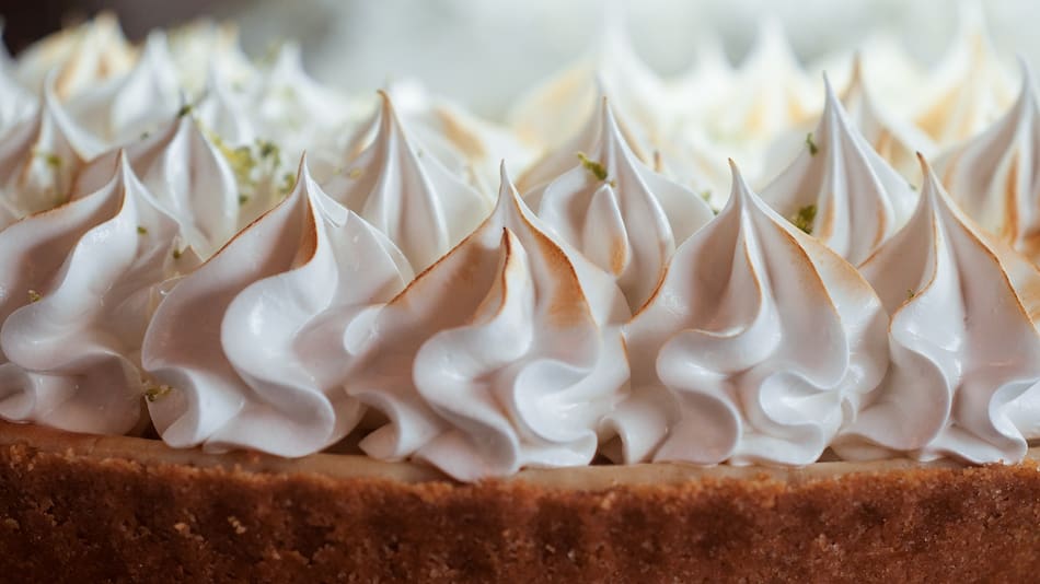 Postre de crema y merenguitos.