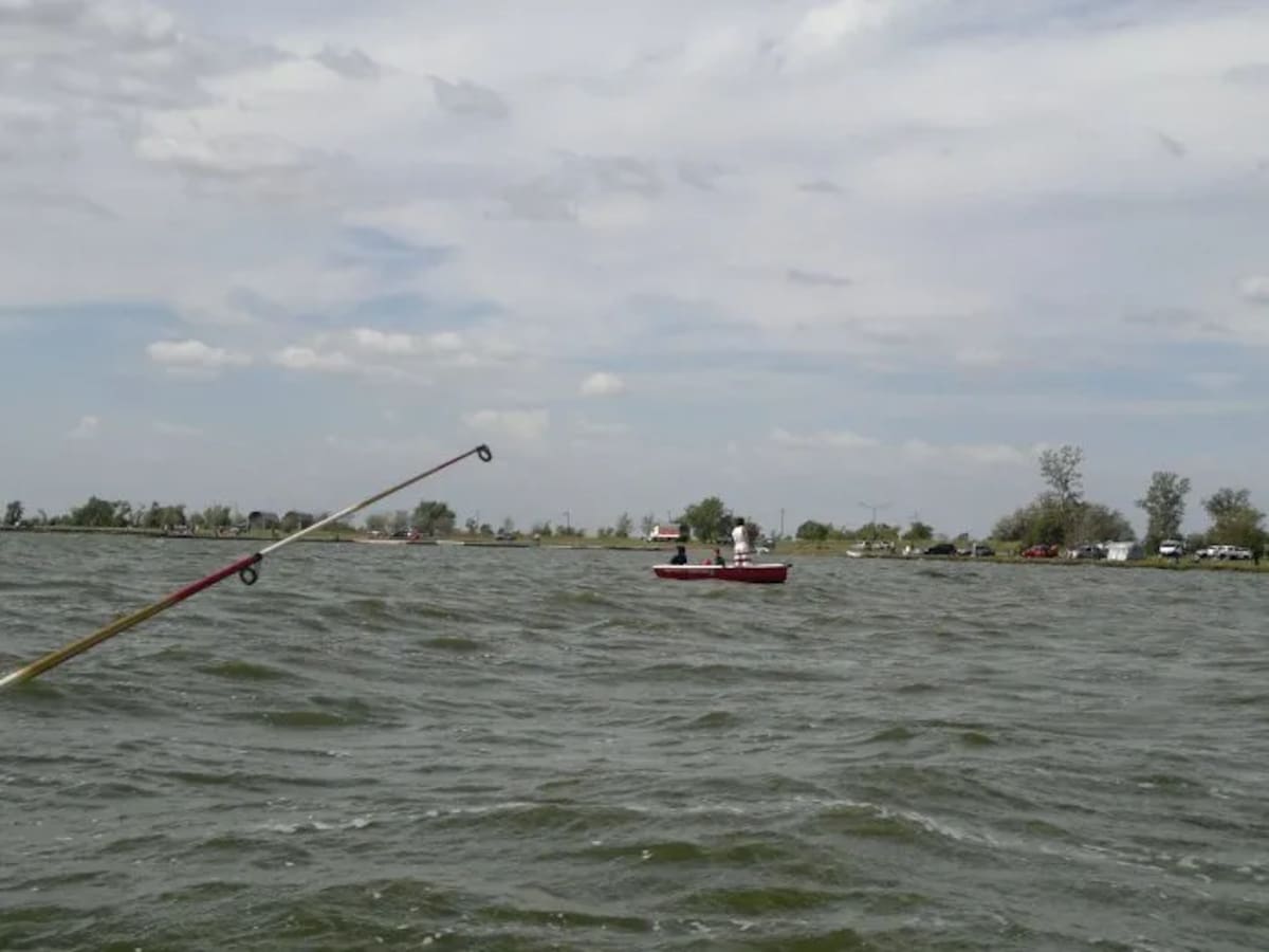El histórico espejo de agua del oeste bonaerense recuperó nivel tras el ingreso del río Quinto y vuelve a destacarse por sus jornadas rendidoras de pejerrey.