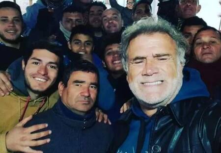 Teto Medina con un grupo en rehabilitación en