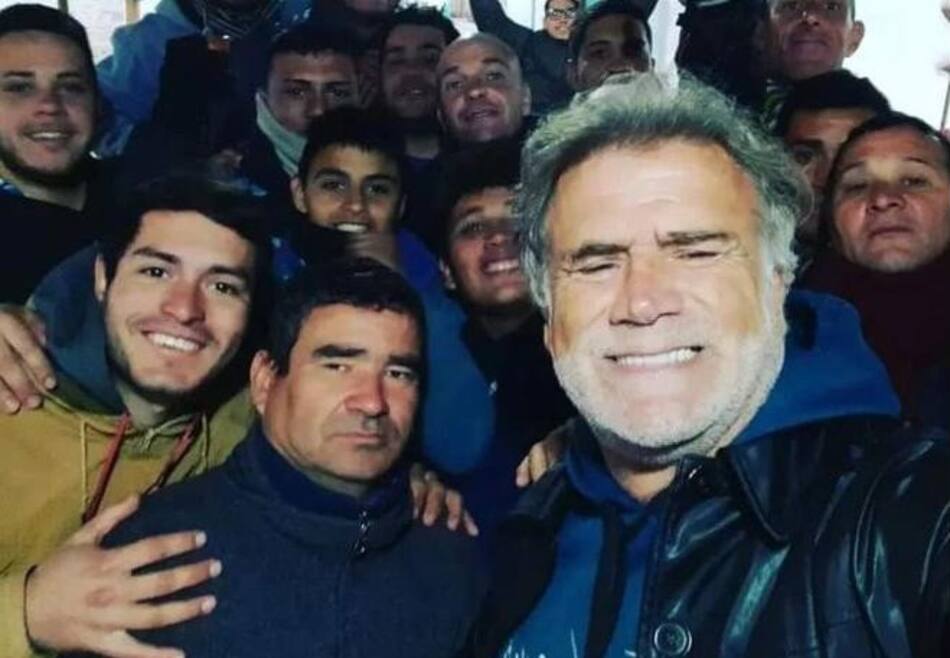 Teto Medina con un grupo en rehabilitación en