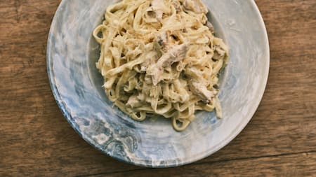 La salsa alfredo también puede ir condimentada con hierbas y especias a gusto.