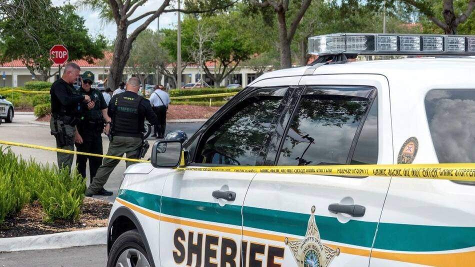 Un nene de dos años le disparó accidentalmente a su papá y lo mató. EFE