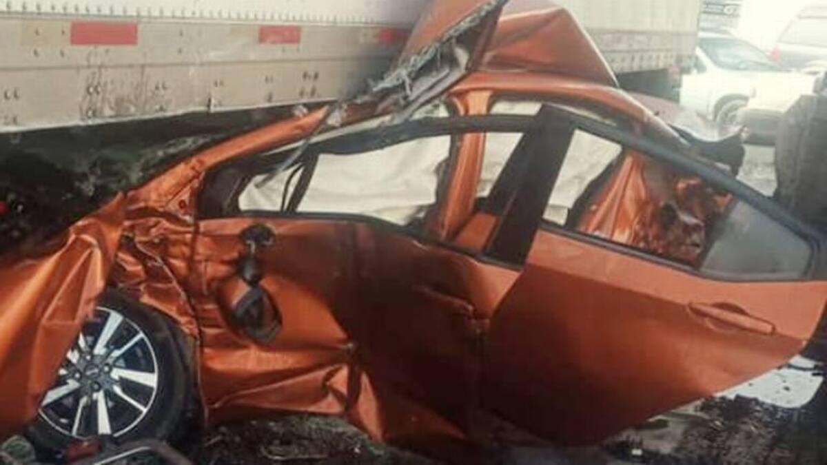 Así quedó el auto del hombre que chocó en México. Foto: El Heraldo de Tabasco.