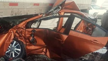 Así quedó el auto del hombre que chocó en México. Foto: El Heraldo de Tabasco.