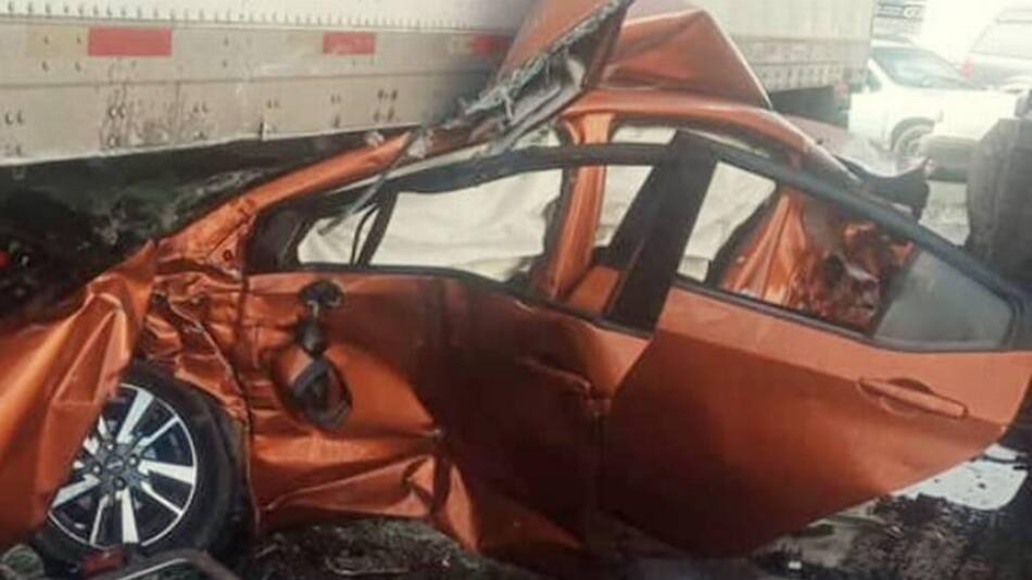 Así quedó el auto del hombre que chocó en México. Foto: El Heraldo de Tabasco.