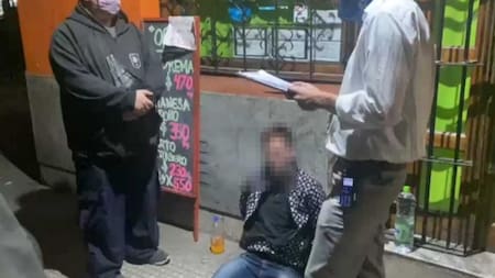 Momento en el que agresor atropella al policía que custodiaba a su ex pareja, NA