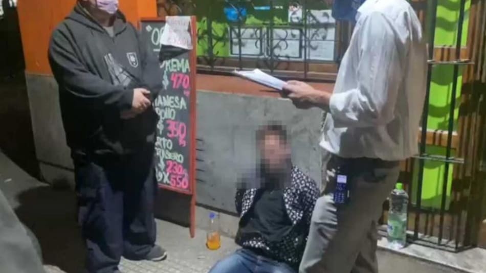 Momento en el que agresor atropella al policía que custodiaba a su ex pareja, NA