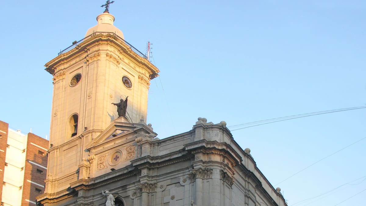 La iglesia porteña que fue hospital en las Invasiones Inglesas cumple 300 años y esconde más de 100 murales
