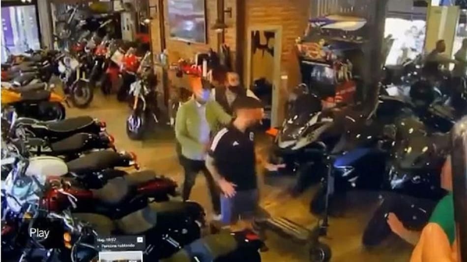 Robo en pleno día a una concesionaria de motos en Puerto Madero