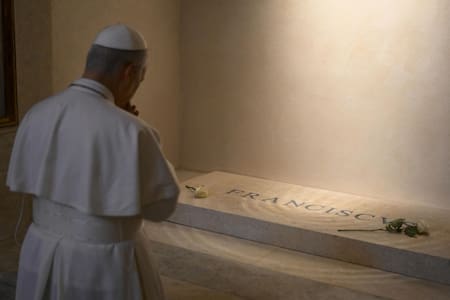 El papa León XIV en la tumba de Francisco. Foto: EFE