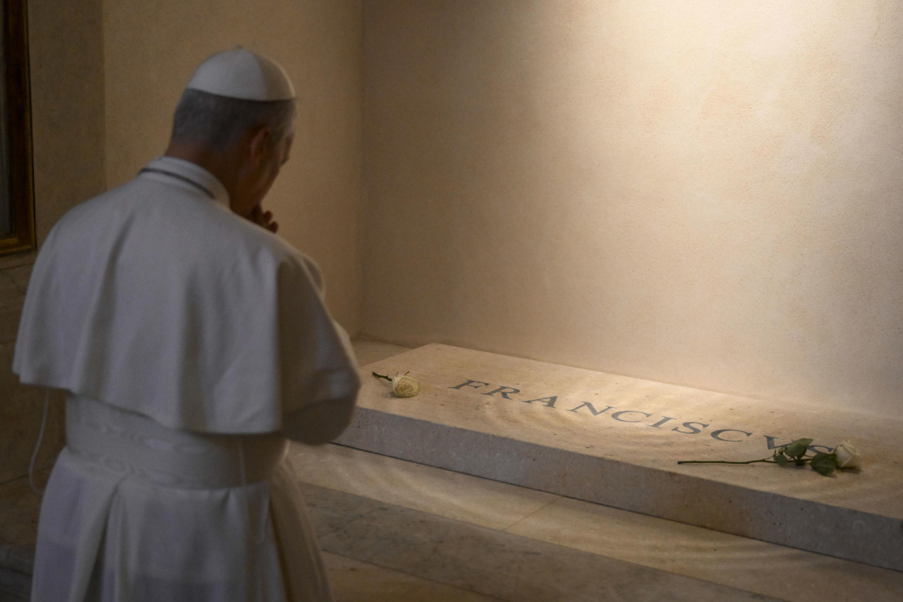 El papa León XIV en la tumba de Francisco. Foto: EFE