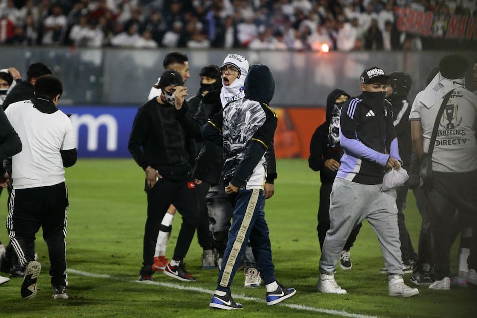 Los hinchas de Colo Colo invadieron la cancha. Foto: EFE/Osvaldo Villarroel