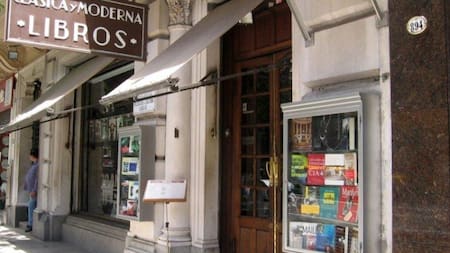 Desalojaron la mítica librería "Clasica y Moderna"