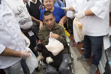 Panazo - Panaderos bonaerenses reparten 5 mil kilos de pan en la Plaza de los Dos Congresos (NA)