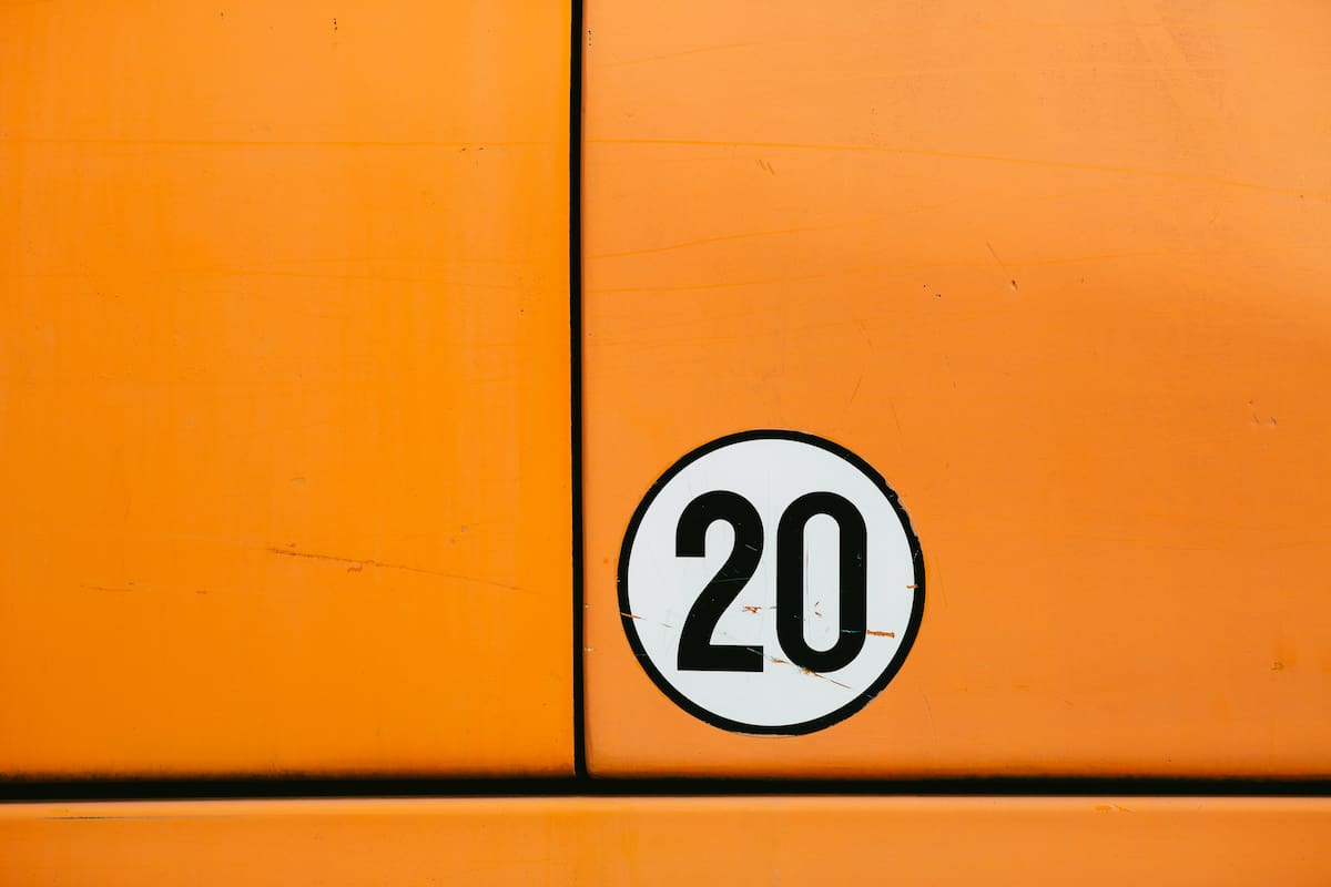 Pared con un "20" escrito.