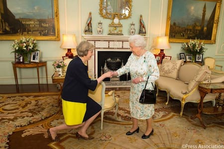 Theresa May y la Reina Isabel II