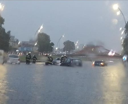 Fuertes inundaciones tras las lluvias en el AMBA.
