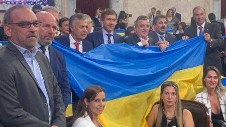 Juntos por el Cambio llenó el Congreso de banderas de Ucrania para cuestionar la postura del Gobierno, NA