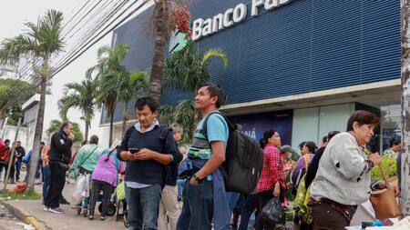 Intervención de un banco de Bolivia y reclamo de ahorristas. Foto: EFE.