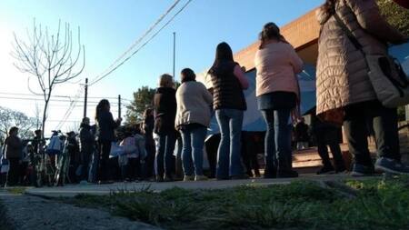 El abrazo simbólico fue realizo por docentes en Pehuajó. Foto: NA.