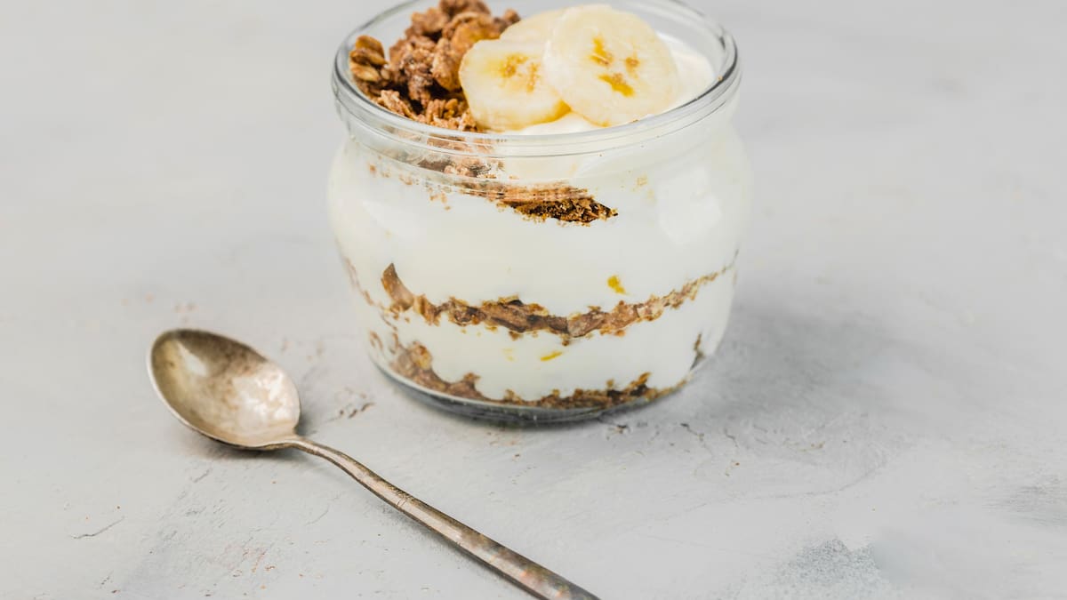 Antojo dulce con 2 ingredientes: cómo hacer un postre rápido con yogur y bananas