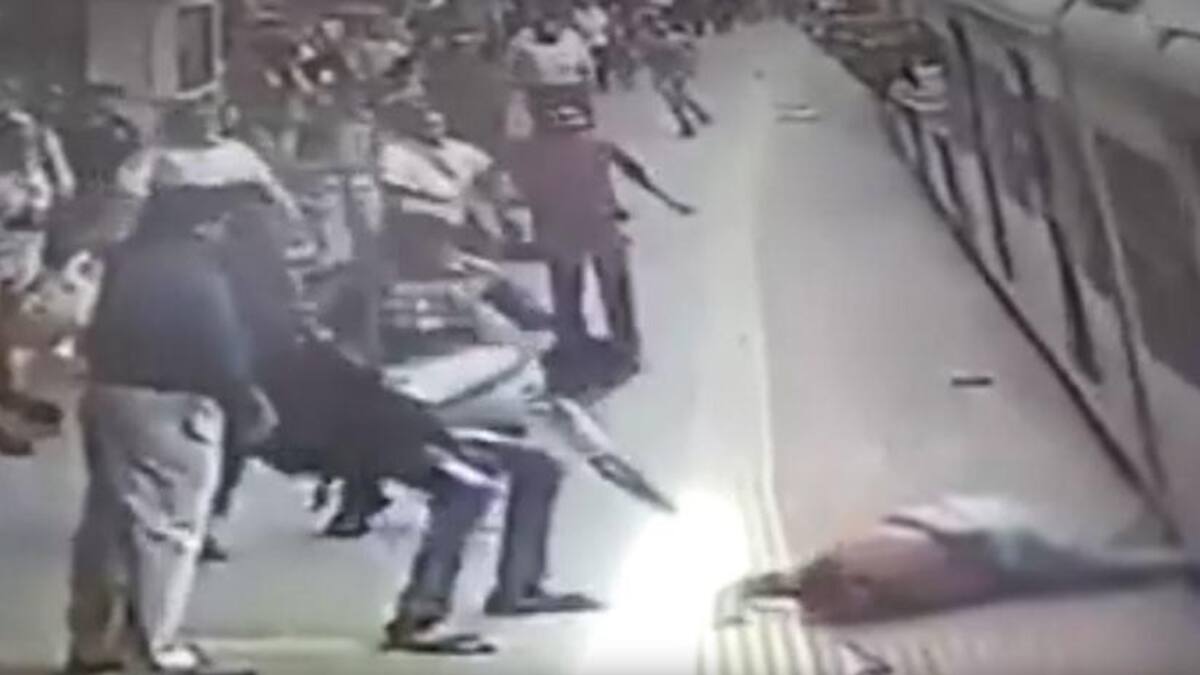 Mujer atrapada por metro en marcha (RT)