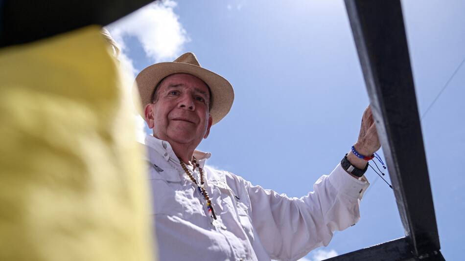 Edmundo González Urrutia debió viajar este domingo rumbo a España por asilo político. Foto: Reuters.