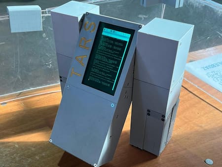 La recreación del histórico robot TARS, de la película "Interstellar". Foto: Gentileza Hackster.